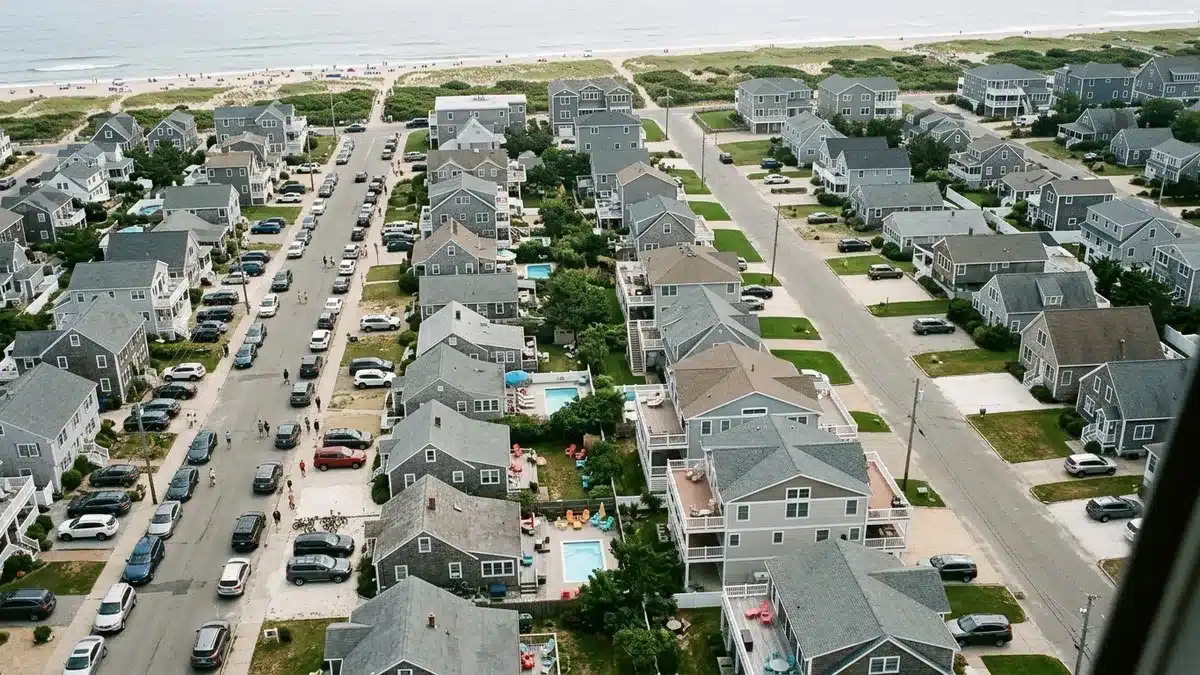 seasonal demand affecting the 75 55 rule in Airbnb pricing